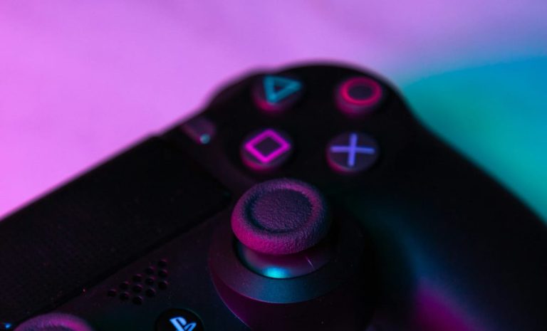photo-1567027757540-7b572280fa22