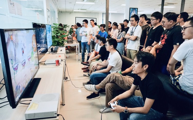 Virtuos_Employees-gaming-together