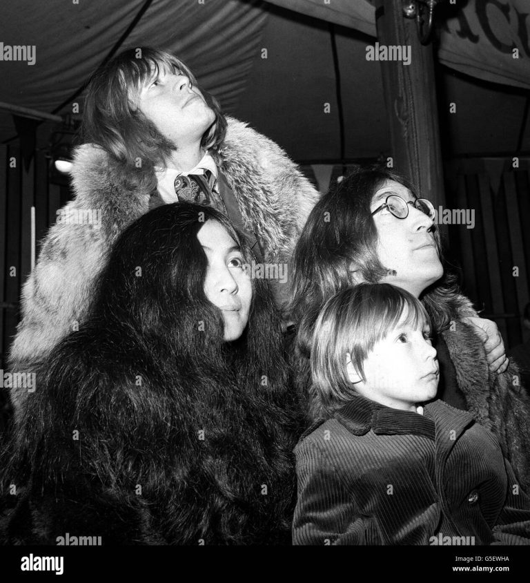 julian-lennon-front-with-his-father-john-lennon-right-of-the-beatles-G5EWHA